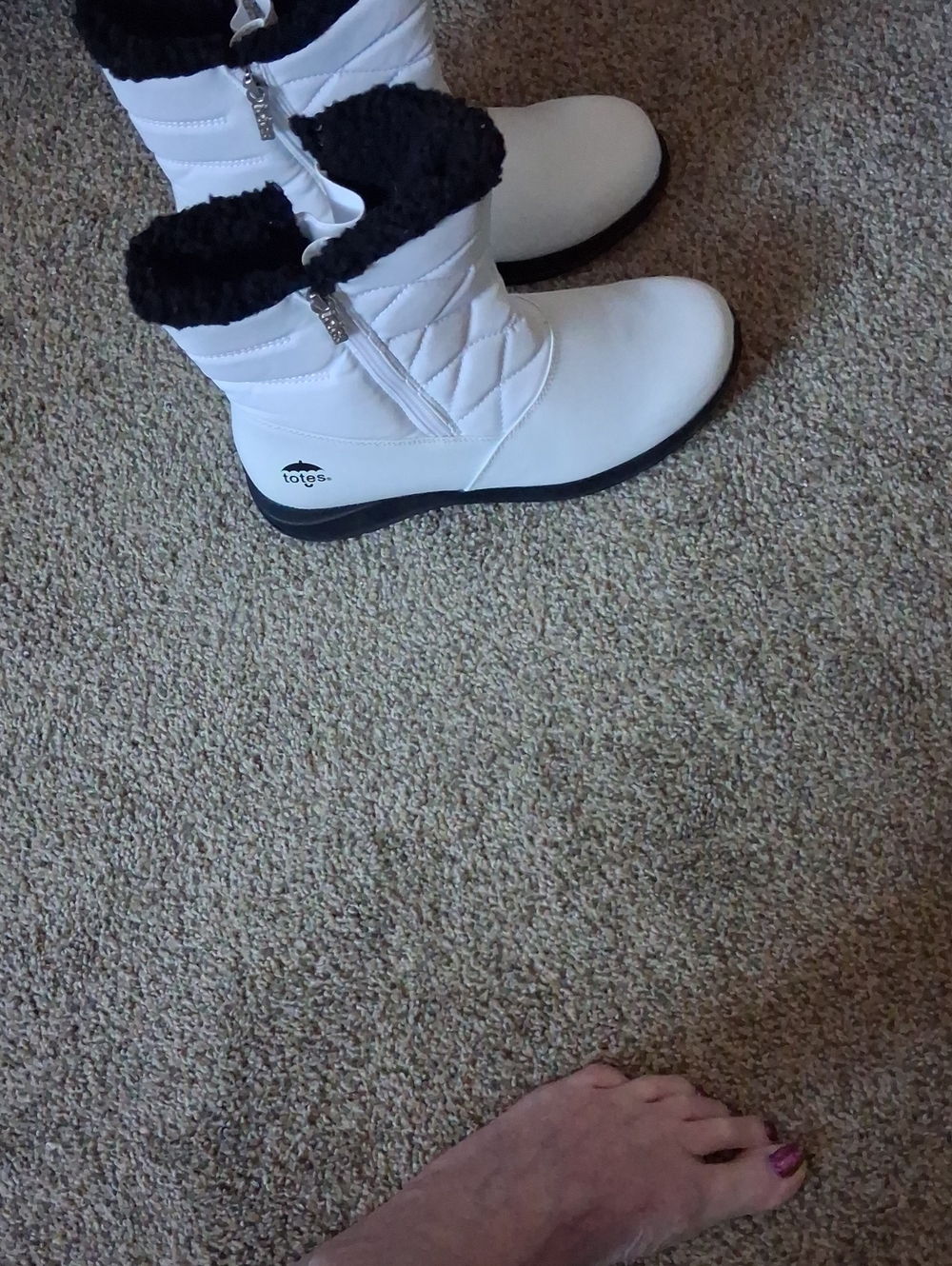 totes White Quilted Boots with Black Faux-Fur Cuff